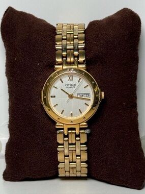 Vintage Citizen Quartz Day Date Gold Tone Women Bracelet Minimalist Watch Japan